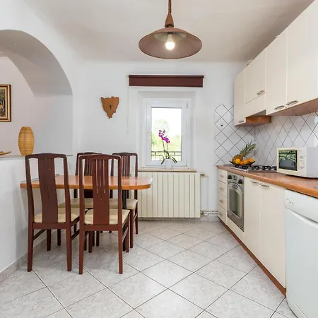 2 Bedroom Awesome In Holiday home Vodnjan