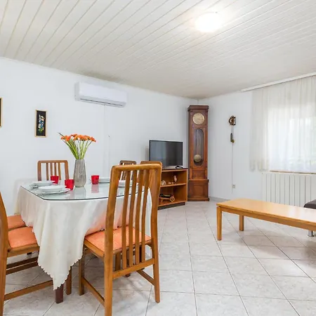 Vikendica 2 Bedroom Cozy In