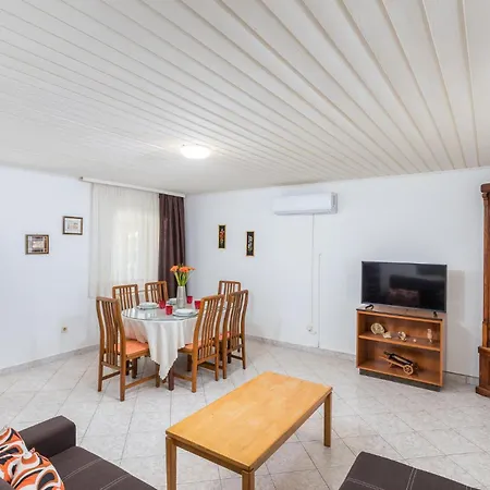 2 Bedroom Awesome In Holiday home *