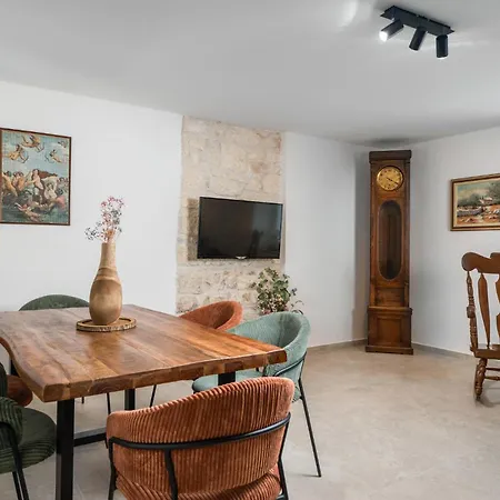 Vikendica 2 Bedroom Cozy In *
