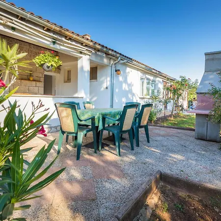 2 Bedroom Awesome In Vodnjan