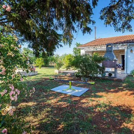 2 Bedroom Awesome In Ferienhaus Vodnjan