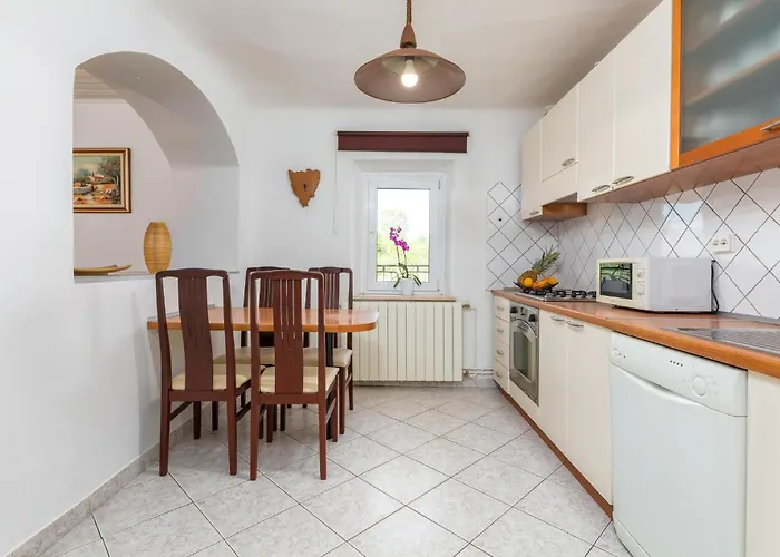 2 Bedroom Awesome In Ferienhaus Vodnjan