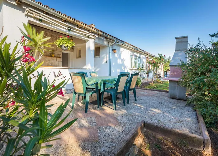 2 Bedroom Awesome In Vodnjan