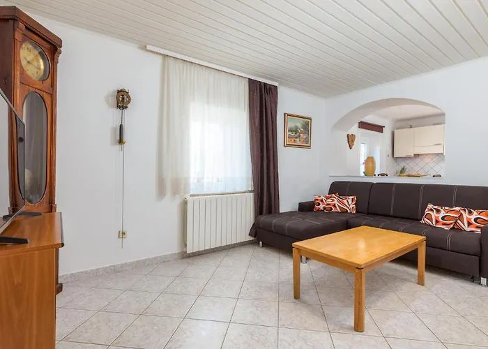 2 Bedroom Awesome In Ferienhaus Vodnjan