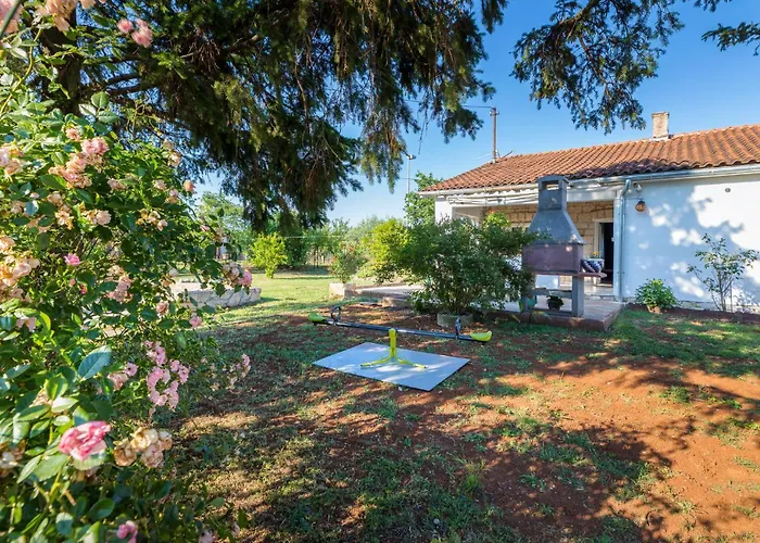 2 Bedroom Awesome In Ferienhaus Vodnjan